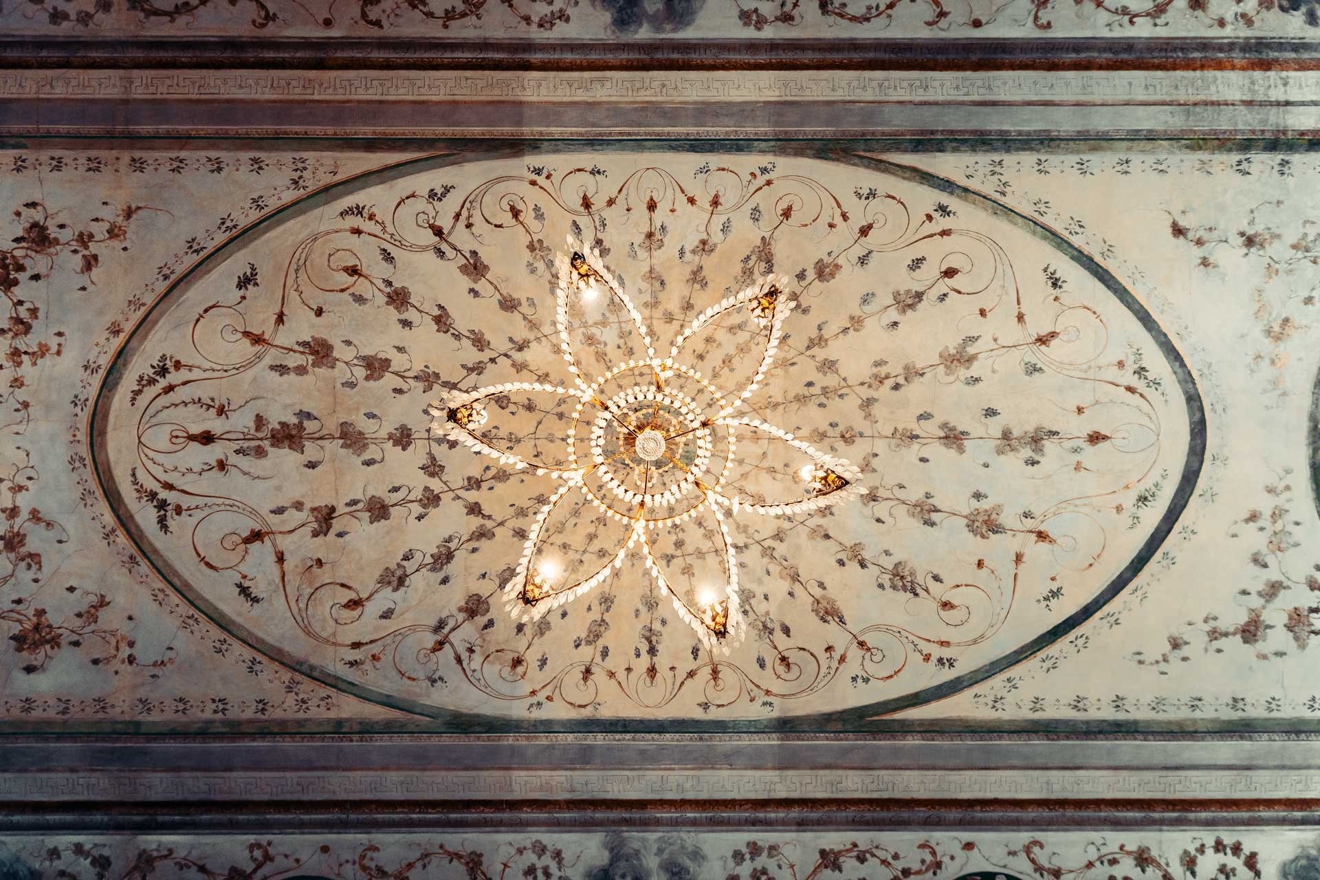 Historische Deckenmalerei mit Leuchter im Palais Lichtenau