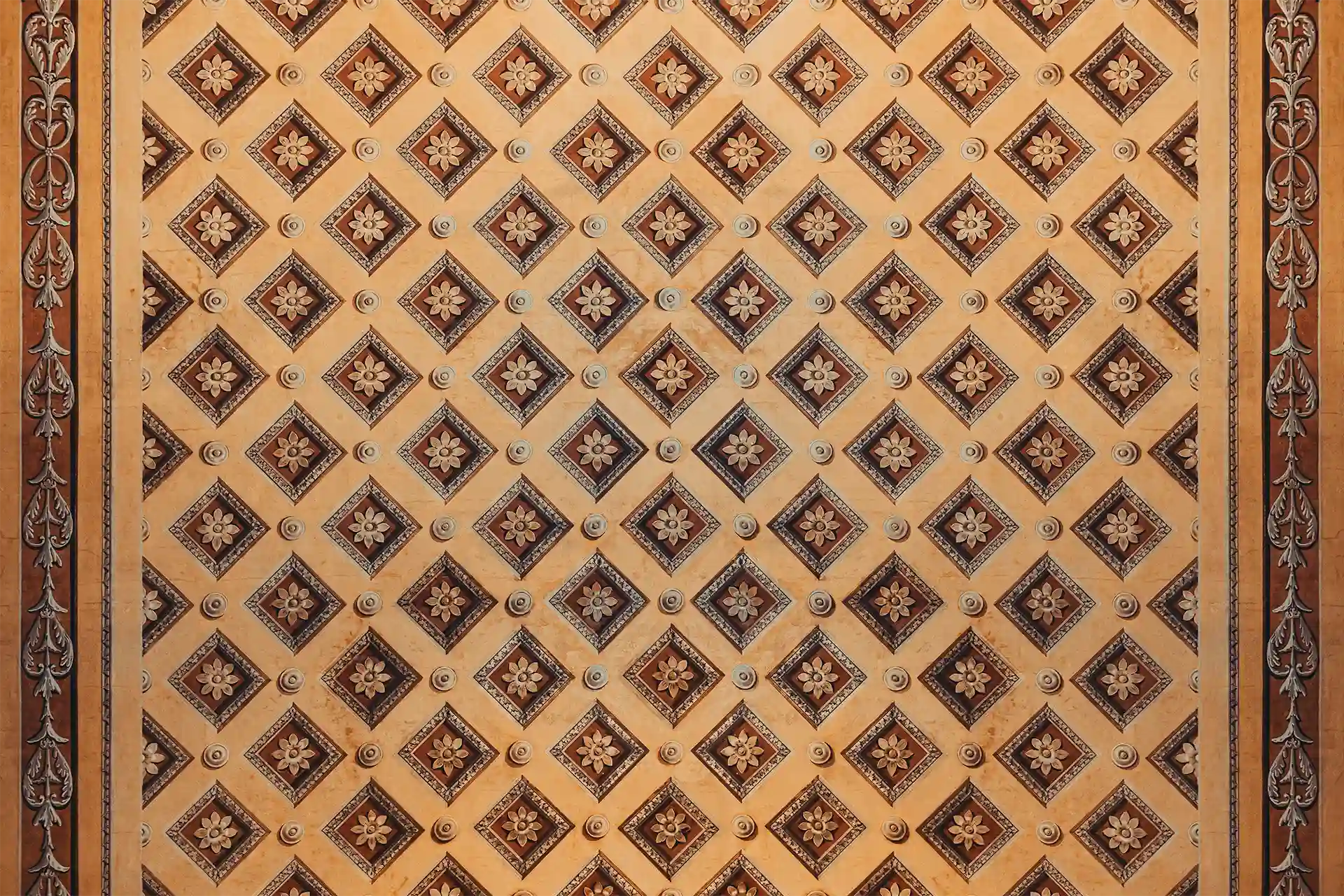 Geometrisches historisches Deckenornament im Palais Lichtenau