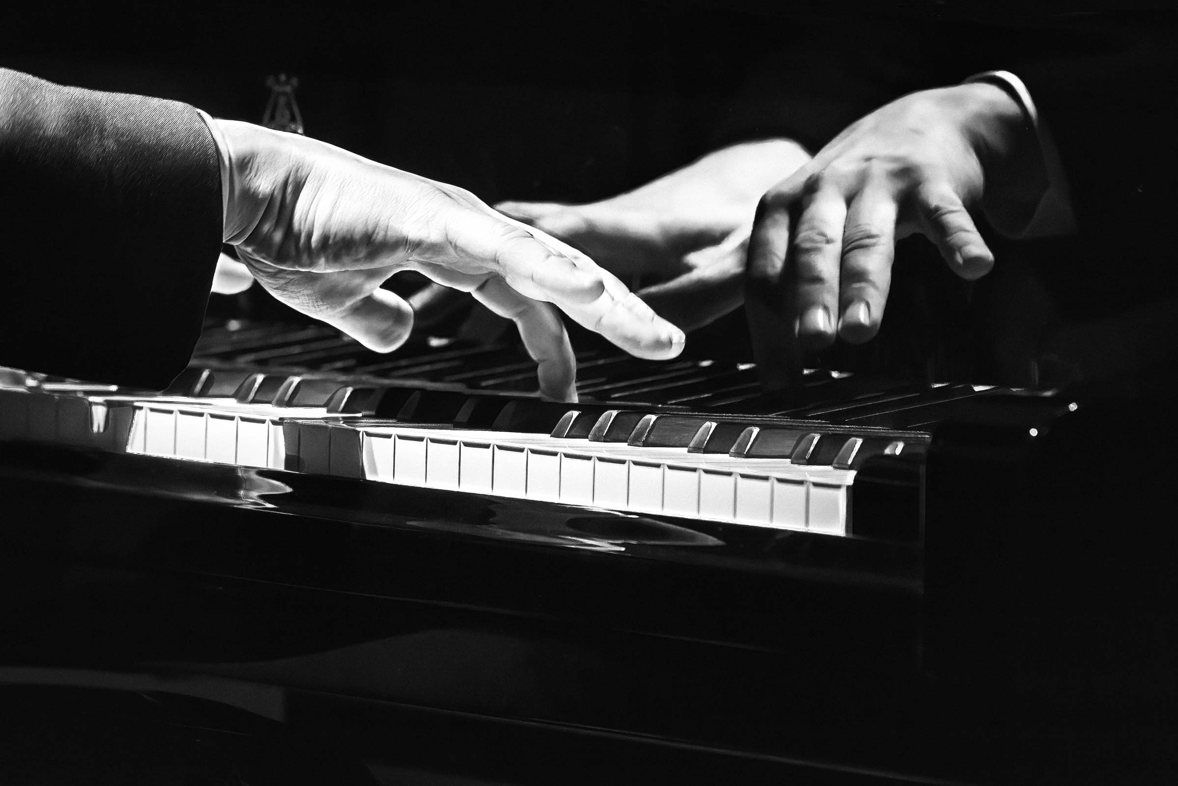 Hände eines Pianisten an einem Konzertflügel