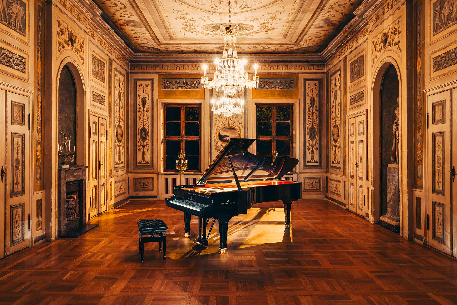 Festsaal des Palais Lichtenau mit Konzertflügeln
